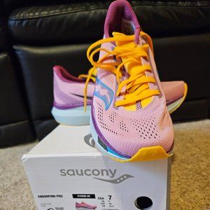 Saucony Women's Endorphin Pro Running/Racing Shoes Carbon Plate